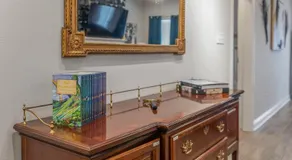 Modern Regional Art Gallery Home - Spacious & New! Tv in each room - Image 4
