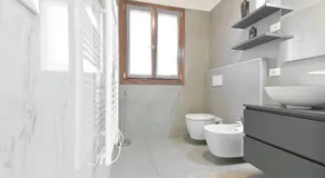 Queen Venice Fly Apartments - Image 2