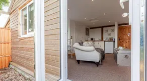 Stansted airport - studio annexe with parking - Image 3