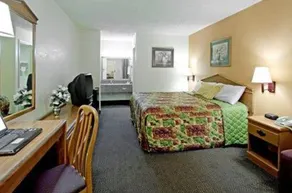 Rodeway Inn Canton I-55 - Image 2