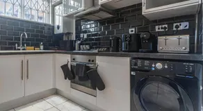Free Parking Mile End Flat Near Central London - Image 4