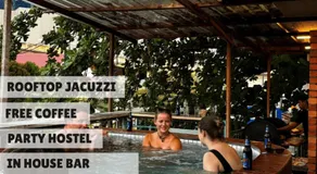 Chinatown Hostel by Mingle - Rooftop Private Jacuzzi with Bar - Image 4