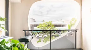 Beachside flat with free parking - Image 2