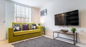 3 Beds with off-street parking for 2 cars, fast Wifi, sleeps 6 - Image 2
