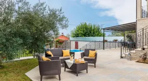Stylish villa with swimming pool and garden - Image 4