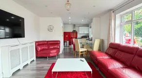 2BR Bungalow with Parking - Sunbeam Haven - Image 2