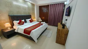 Divine India Service Apartment 4bhk, J45 Saket - Image 2