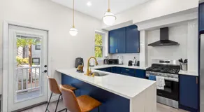 Holiday Home Brownstone City Stay 5BEDS, Private Dual Units - Image 3