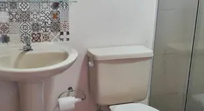 Casa Enorme em condominio, 4 suites, piscina com cascata, cozinha gourmet com churrasueira e fundo com pier no rio para práticas aquaticas - Image 2