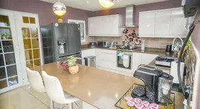 4-Bed Contractor Base Free Parking Near Heathrow, M4 & Stockley Park - Image 4