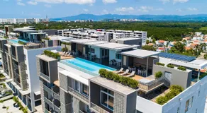 Modern condo with breathtaking views, infinity pool, and en suite bedrooms - Image 5