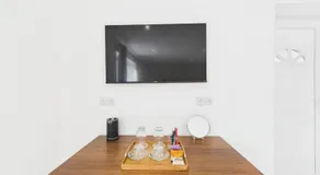 Central Guest Room - En-Suite Parking - Image 3