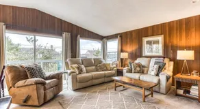 Spacious House with Entertainment Options & Very Close Beach Access - Image 3