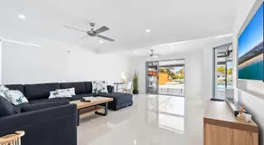 Spacious Waterfront house with pool - Image 2