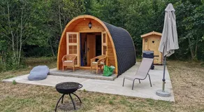Charmant POD en bois près d'un plan d'eau - Image 2