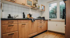 JOBOSTAYS - BLOOM Family Apartment Oldenburg - bis zu 6 Personen - 3 Zimmer - 2 Schlafzimmer - 2 Bäder - Balkon und Gartenblick - kostenloser Privatparkplatz - kostenfreies WLAN - Vollküche - Wohnzimmer mit TV - Babybett - kontaktfreier Check-In - Image 5