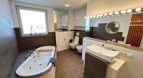 Premium Firmenunterkunft Stuttgart-Schönaich - 6 Schlafzimmer - 9 Einzelbetten - 137qm Penthouse - Parken frei - Ideal für Teams & Monteure - Image 2