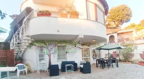 Amorevole villa con terrazza e doccia esterna - Image 3
