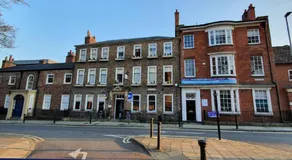 Apartment 4 - striking, 2 bedroom luxury apartment - close to town, mainline rail & theatre - Image 3