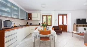 Spacious 3-Bedroom Apartment with Courtyard in Tempio Pausania - Perfect for Families - Image 2