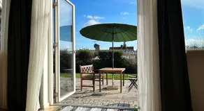 Cozy guesthouse with outdoor space - Image 2