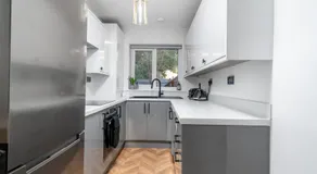 COZY 3 Bed House With Garden & Parking in Rochester, Kent Mins to Train Station, WiFi - Image 5