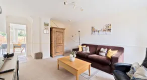 Experience Surrey 2Bed Home in Walton with Parking - Pass the Keys - Image 5