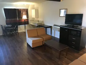 Manhattan Inn & Suites - Image 2