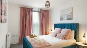 Heathrow Gateway Apartments with Underground Parking - Image 5