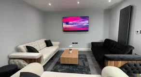 Newly refurbished 4 Bedroom House-Sleep 8-Free parking - Image 3