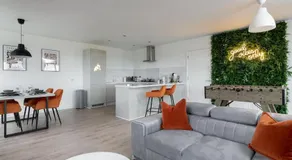 Luxury 2 bed, Central, Free Parking, Smart TV By Valore Property Services - Image 2