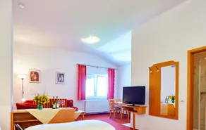 Gästezimmer Weingut Dr Oberhofer - Image 2