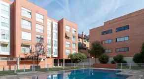 Vivienda con zona de trabajo, piscina y parking - Image 3