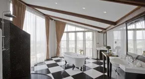 Royal Majestic Grand Thai Villa - Image 2