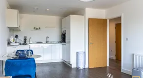 Cosy 1 bed near peaceful canal By Valore Property Services - Image 3