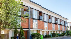 Comfortable 3-Storey House with Free Car Parking - Image 3