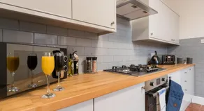 Mercy Way 4 Bedroom-6 Beds-Central Hull-Sleeps 8 - Image 5