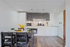 Luxury 2 Bed, Free Wi-Fi/Parking - Image 5