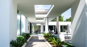Villa L'oasis, piscine intérieur, extérieur sauna, cinéma - Image 4
