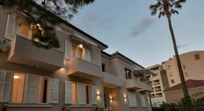 Beachfront Deluxe B&B - Image 3