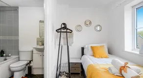 3 BR 6 Beds 3 Bath Garden Parking Heathrow 15 min Windsor & Legoland - Image 4