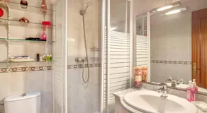 Elegant apartment in Marbella with sea and mountain view. - Image 2