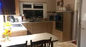 Spacious Two King Bedroom Stay Near M1 Walk to Leagrave Station Direct Trains to London - Image 3