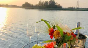 Houseboat on the water - Image 5
