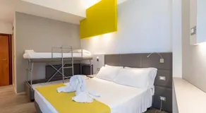Hotel Montmartre - Image 2