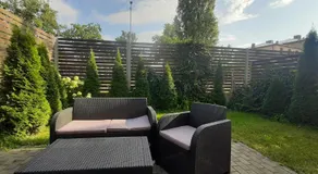Przystań parking ogródek blisko jeziora i mariny dla jachtów - Image 3