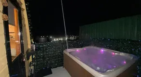 Arch Pod & Hot Tub - Image 3