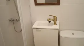 HABITACIÓN ECONÓMICA CON BAÑO PRIVADO EN PLENO CENTRO DE FIGUERES - Image 2