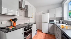 Convenient 4 Bed Homely Retreat in Wolverhampton - Image 2