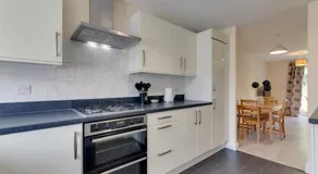 Modern House with Free Parking & Superfast WiFi - Image 5